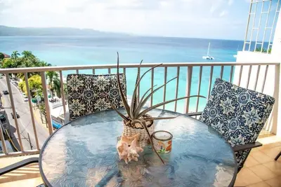 Image de 1 Bedroom 1 Bathroom Modern Ocean View Condo on The Hip Strip Montego Bay