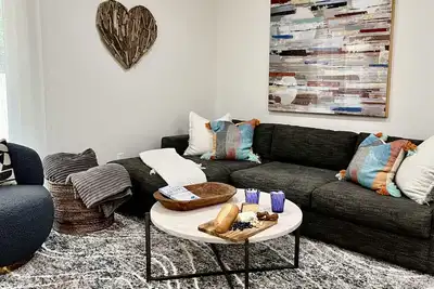 Image de Perfect Getaway Save 50% on Monthly Stays 2Br/2Ba Near Beach & Walk Downtown!