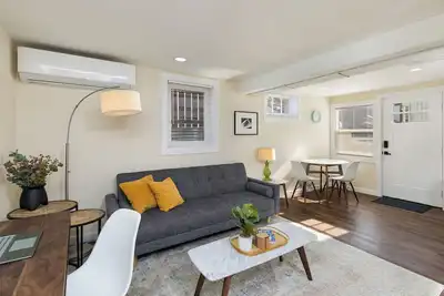Image de Stay Cool - Ac! Perfect for Exploring Tacoma. Pet Friendly. Free Parking.