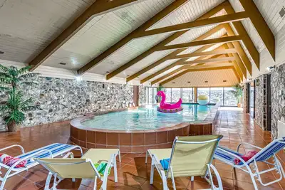 Image de Brownsville- Indoor Heated pool, Tennis court, luxury mansion by Lake Overholser