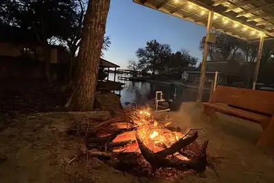 Image de Cozy lakefront cabin. Huge 🎣 dock, kayaks, nature & views! Bring your jet skis!