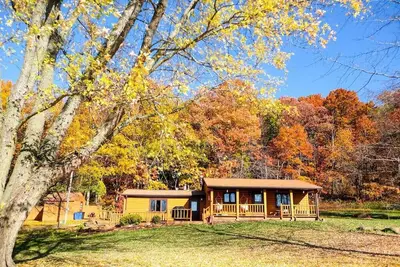 Image de Charming cabin getaway in the woods, private trails, only 20 mins from Wi Dells!