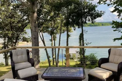 Lakefront Luxury! Direct/Easy Water Access, Spa, Fire Pit & Boat Launch