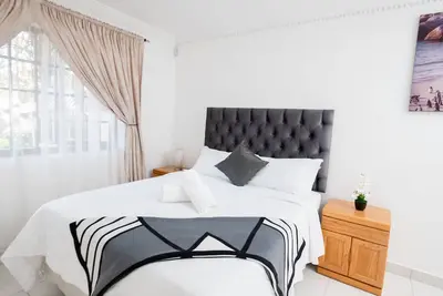 Image de The cottage is your home away from home. Nestled in the heart of Fourways.