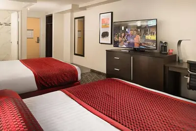Image de Excellent Choice! With Pool, Onsite Parking, Short Drive to Mob Museum