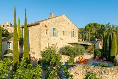 Image de Maison en plein coeur de village avec piscine