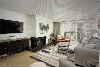 Image de Aspen Retreat: In town, top floor corner unit condo w/ balcony, Walk to gondola
