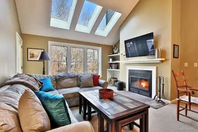 Image de Space for two families in this roomy condo with loft