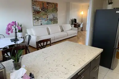 Image de 900 Square feet Lovely one bedroom, with office space in the Midtown Toronto