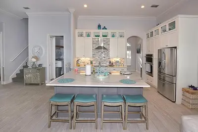 Image de New! ! ☀️Vero Islander is minutes to 🏖️beach. Private pool in a gated community🌴