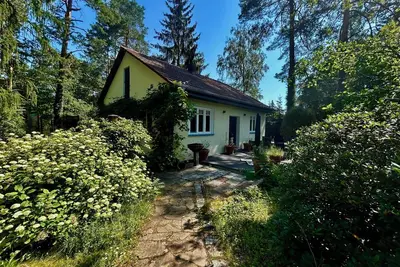 Image de Ferienhaus im Grünen mit Kamin