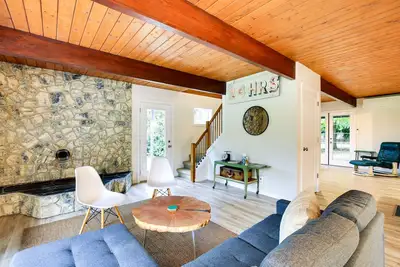 Image de Modern Oregon Getaway w\/ Fireplace, Yard & Deck