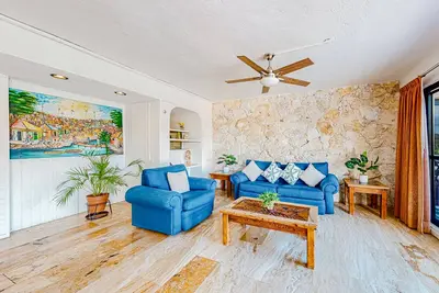 Image de Second-floor retreat with a pool & private balconies - walk to the beach