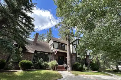 Image de Tudor Elegance in Big Bear - Spacious Retreat with Room to relax and to play!