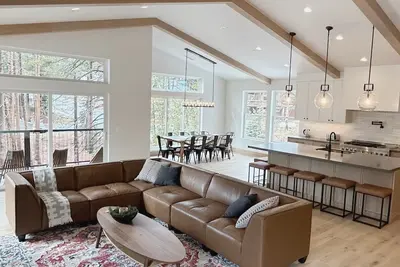 Image de Brand New Serene Lakes Cabin