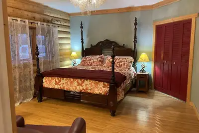 Image de The Canada Goose Lodge. Cozy up by the fire in this secluded Log Lodge.