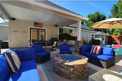 Image de Spacious home with pool nestled in the foothills of RoxyAnn.
