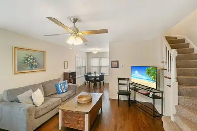 Image de Downtown Libertyville Duplex Near Naval Base!