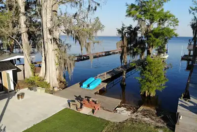 Image de Docktails Cabana! Lake Front! Huge outdoor space!