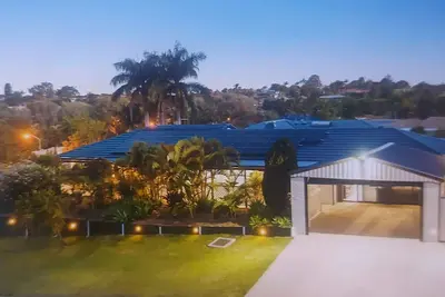 Image de 5 mins to hospital\n5 mins walk to light rail\nClose to the Sharks Club & Surfers