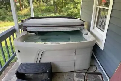 Image de Old farmhouse with Hot tub in the Finger Lakes