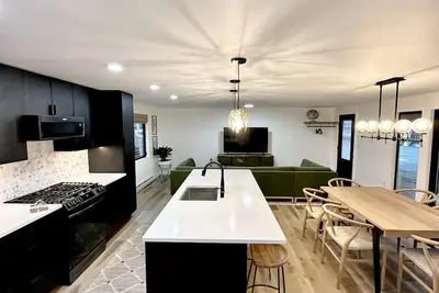 Image de The Sapling - hot tub, outdoor fireplace & grill close to airport, shopping