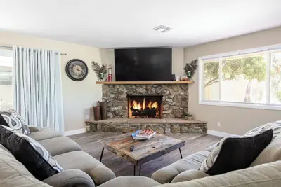 Image de Over 3, 000 Sq Ft Home perfect for the Small Group or 2 Families. Tesla charger!