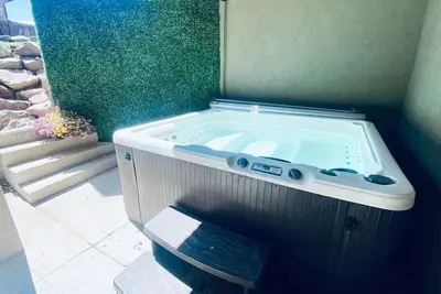 Image de Suncrest Suite | Massage | Hot Tub | Theatre