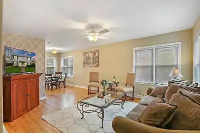 Image de Lovely Duplex in Dt Libertyville Near Naval Base!