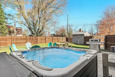 Image de New! Warm & Cozy 3br w\/ Hot Tub, Firepit & Bbq!