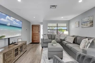 Image de 3br Oasis | Sleeps 11 | Heated Pool | Ping Pong!