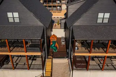 Image de Two 7 bd homes w/ hot tubs, sauna, & fire pits