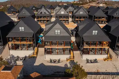 Image de Three 7 bd homes w/ hot tubs, sauna, & fire pits