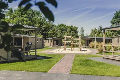 Image de 6 bungalettes with veranda make up this group accommodation. All your own cottage! 🏡