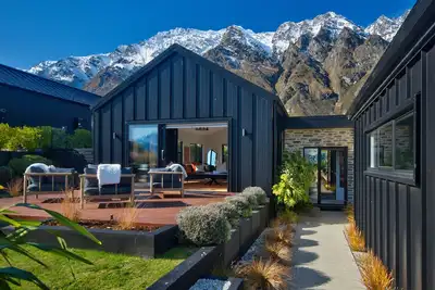 Image de Wakeup to the majestic views of snow-capped peaks