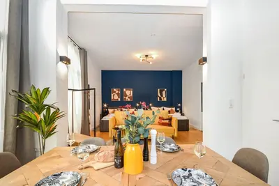 Image de Elegant Altbau Loft | 2br near Hbf with Private Outdoor Space