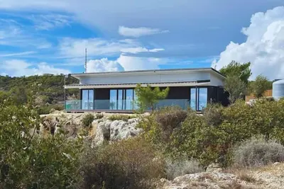 Image de Off Grid Luxury Tiny House with sweeping sea views
