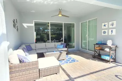 Image de 15 minutes from the beach. Pool house in gated community