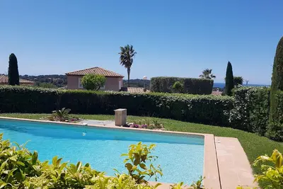 Image de \"Petit coin de paradis\" à Sanary sur Mer Appartement rez-de-jardin avec piscine