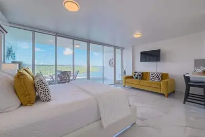 Image de Azure Marina Suite W/ Ocean View