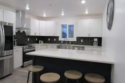 Image de Exceptional Home with Htd Garage in Town