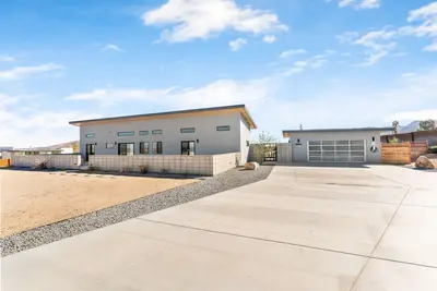 Image de Discover Satellite House, a Stylish Oasis w\/ Breathtaking Views in Joshua Tree!
