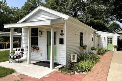 The Pineapple Cottage- Close Lakes and Beaches!