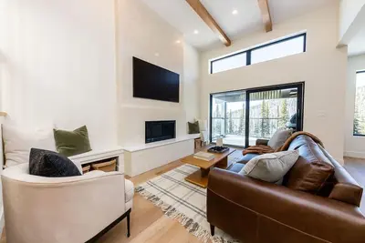 Image de Spacious home with mountain views, private hot tub, sauna, and pet-friendly!