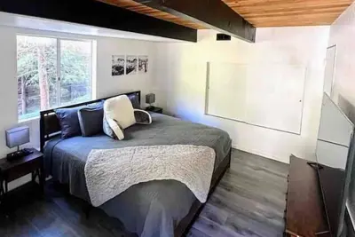 Image de Snow Valley Retreat with Private Jacuzzi!