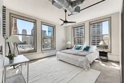 Image de Spacious 2br Downtown Retreat