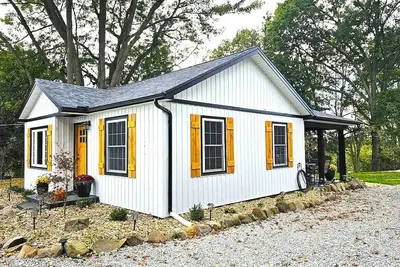 Image de Newly Renovated Ranch Home - w/beautiful yard and Camper!