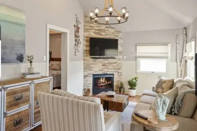 Image de Just Remodeled! ! Fabulous Beach House 50 Feet to Beach! with 3! ! Parking spaces!