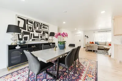 Image de Beautifully Remodeled-Newly Furnished-Cozy, Colorful & Eclectic Home in N Okc!