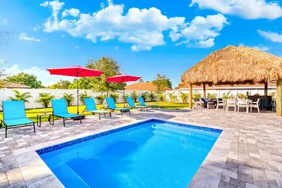 Image de Glamorous New Built Heated Pool Home, Tiki Hut, Huge Patio, Air Hockey Near Ave